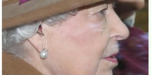 英国女王穿暗色衣服外出，心情欠佳，首次被拍到戴助听器